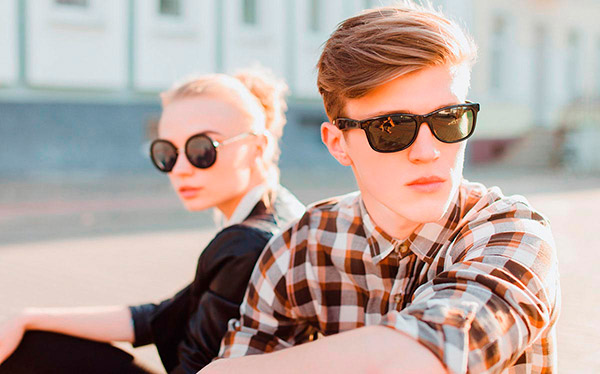 парень и девушка в солнцезащитных очках